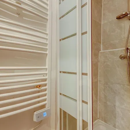 2 Bedroom In The Heart Of Le Marais Apartment