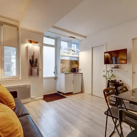 2 Bedroom In The Heart Of Le Marais Apartment *
