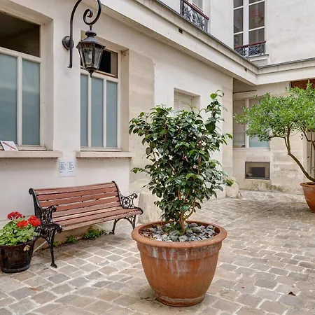 2 Bedroom In The Heart Of Le Marais Apartment